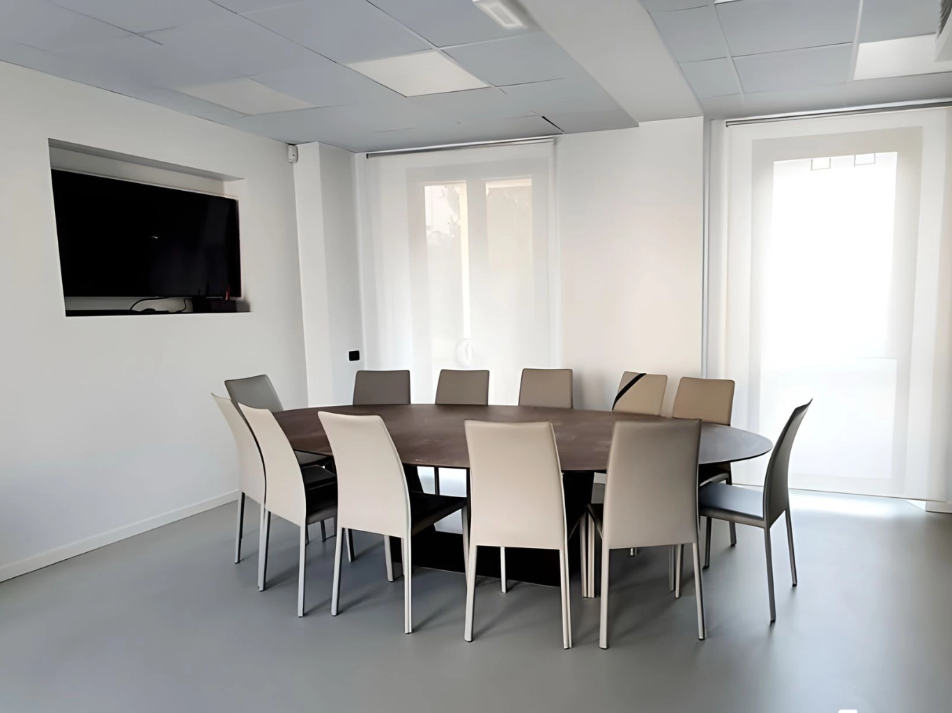 tavolo-riunioni-rinnovato-e-curato